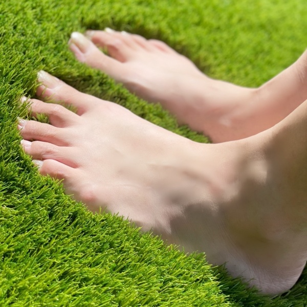 人工芝の上を裸足で歩くことで、自然なリラックス効果が得られます