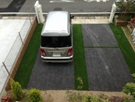駐車場に人工芝